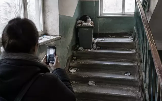 Эксперт объяснил, как заставить управляющую компанию убрать грязный подъезд