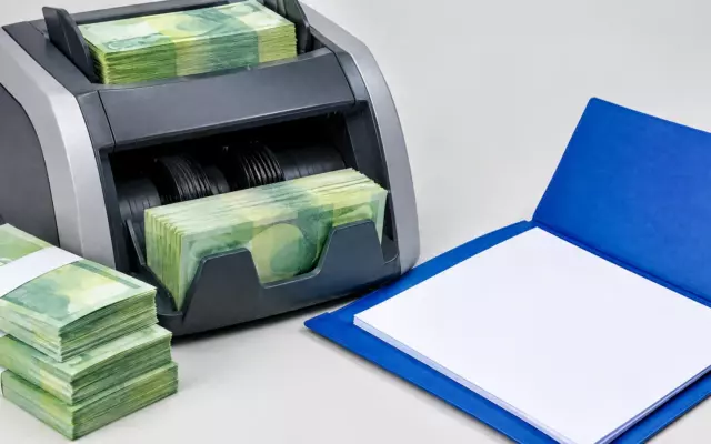 ЦБ рекомендовал проверять внесение наличных физлицами от 5 млн рублей